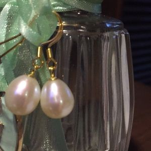 ivory pearl drop earrings🕊